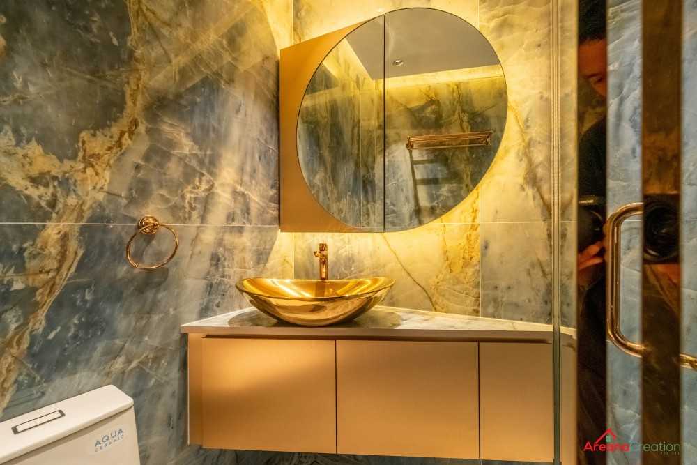 Modern Bathroom with Marble Floor and Mirror