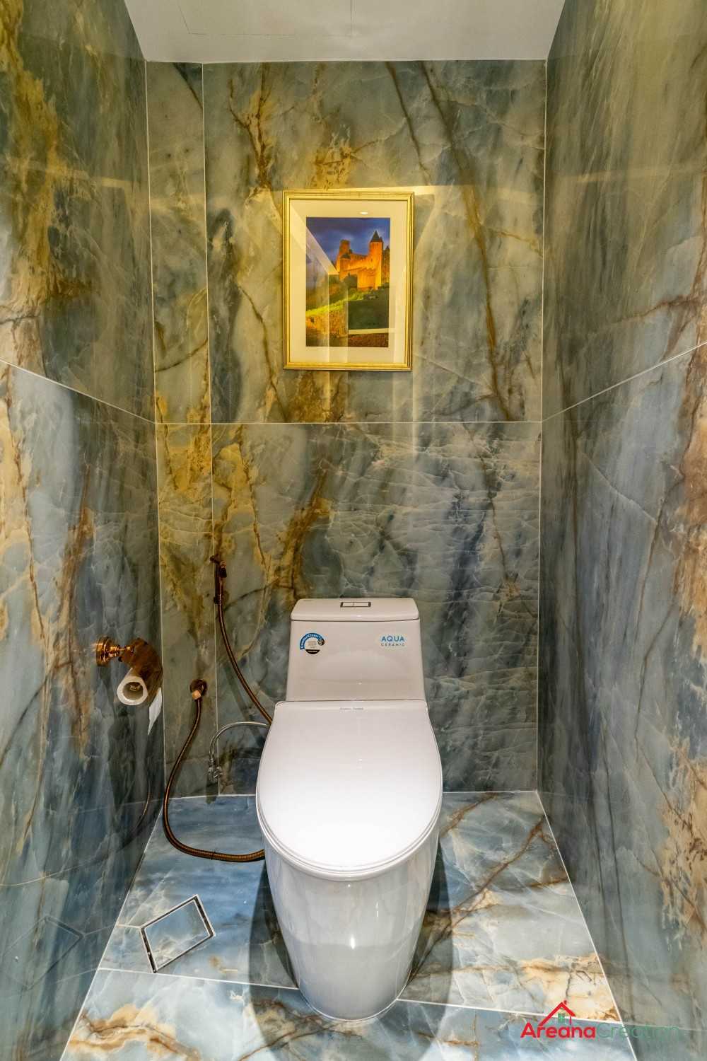 Modern Bathroom with Marble Floor and Mirror