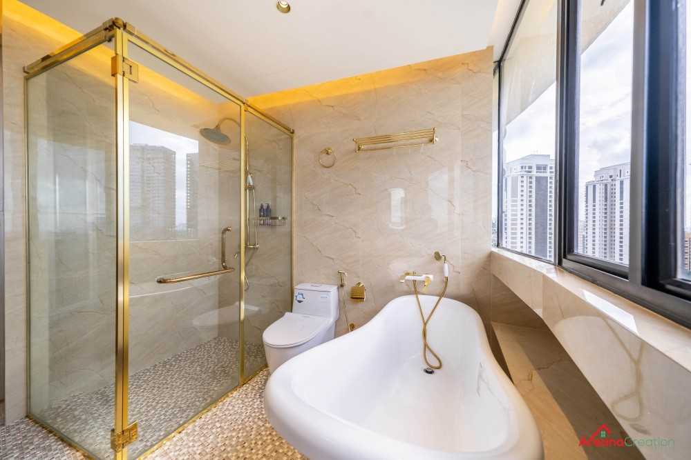 Modern Bathroom with Marble Floor and Bathtub
