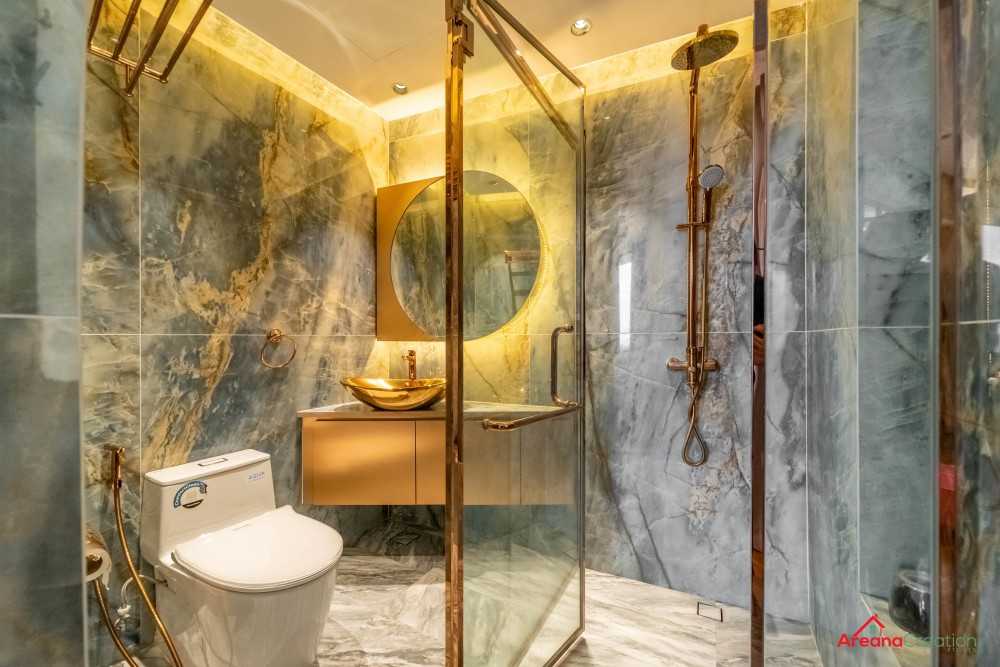 Modern Bathroom with Mirror and Bathtub