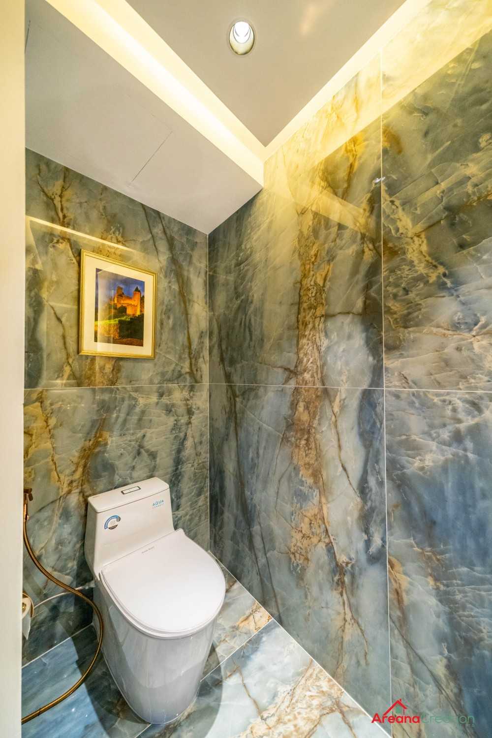 Modern Bathroom with Marble Floor and Mirror