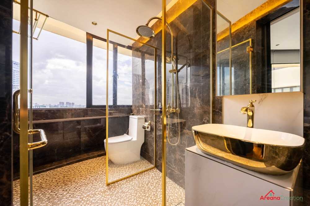 Modern Bathroom with Mirror and Bathtub
