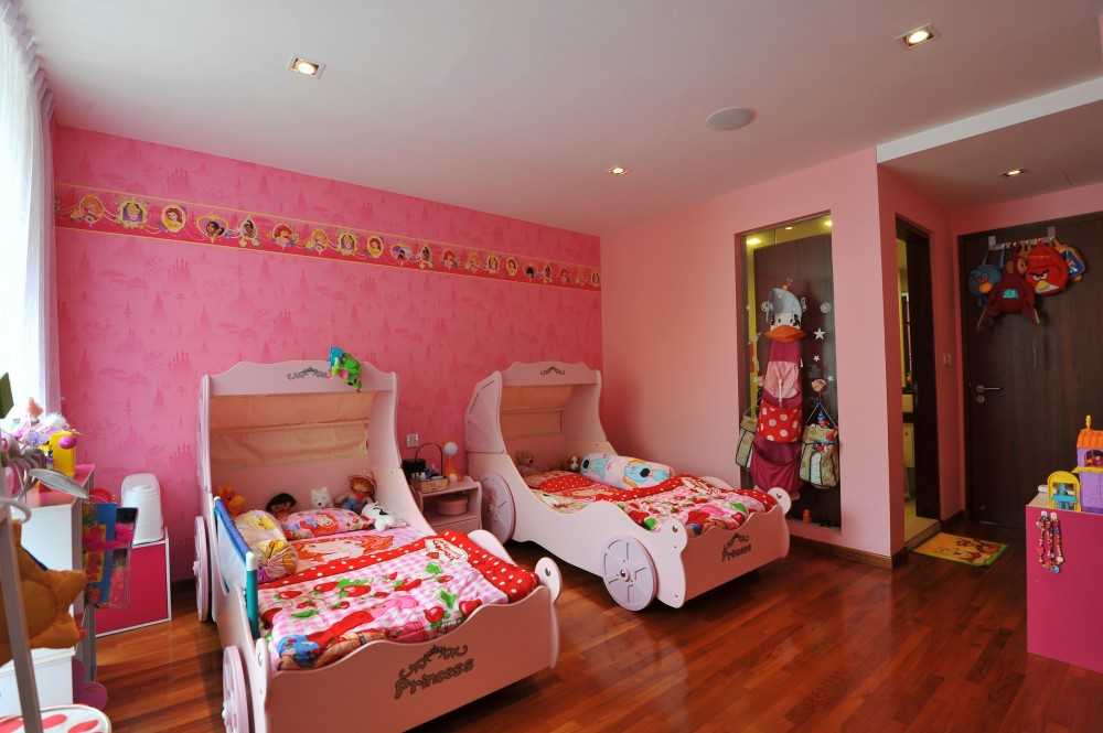 Minimalist Kids Room with Bookshelf and Toys