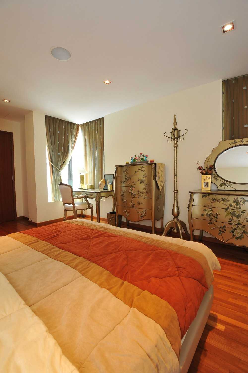 Minimalist Bedroom with Vinyl Flooring and Wood Flooring