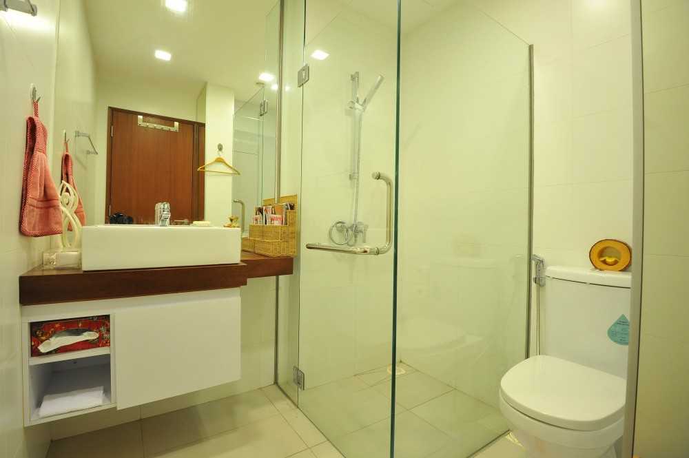 Minimalist Bathroom with Countertop and Homogeneous Tiles