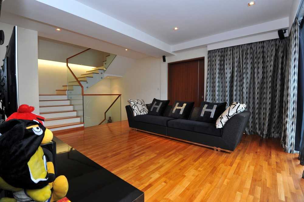 Minimalist Living Room with Settee and Vinyl Flooring