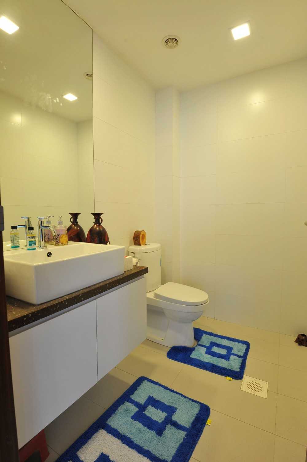 Minimalist Bathroom with Countertop and Homogeneous Tiles