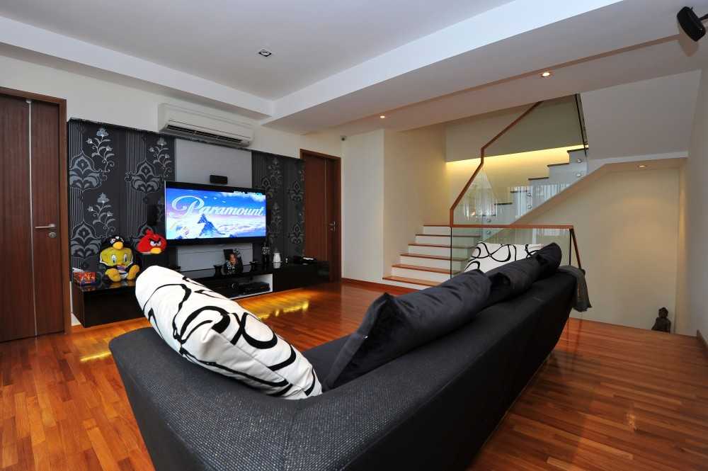Minimalist Living Room with Bookshelf and Countertop