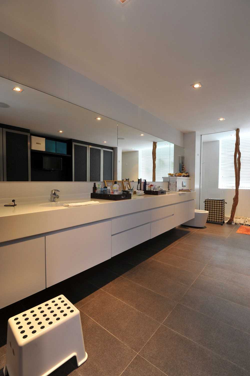 Minimalist Bathroom with Vinyl Flooring and Herringbone Tiling