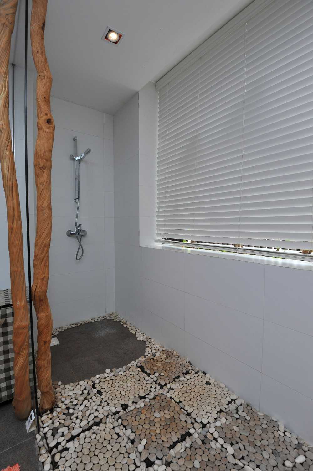 Minimalist Bathroom with Countertop and Vinyl Flooring