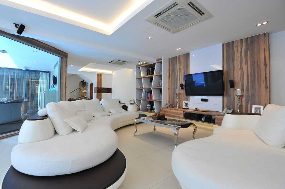 Minimalist Living Room with Bookshelf and Settee