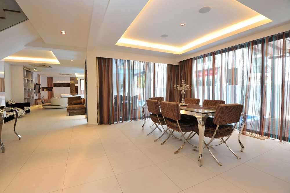 Minimalist Dining Room with Cove Lighting and Dining Table
