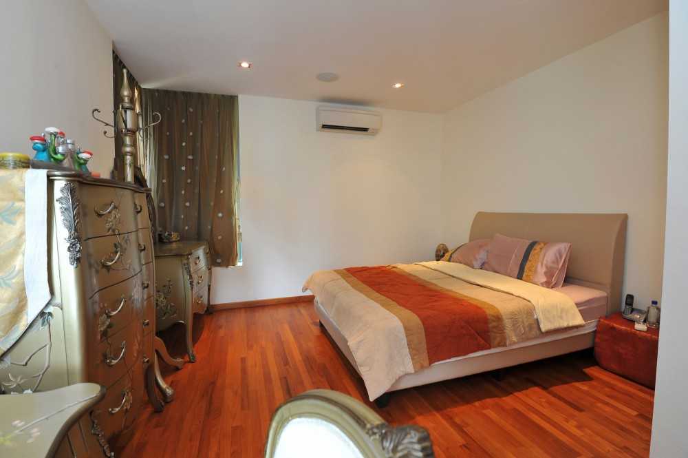 Minimalist Bedroom with Vinyl Flooring and Homogeneous Tiles