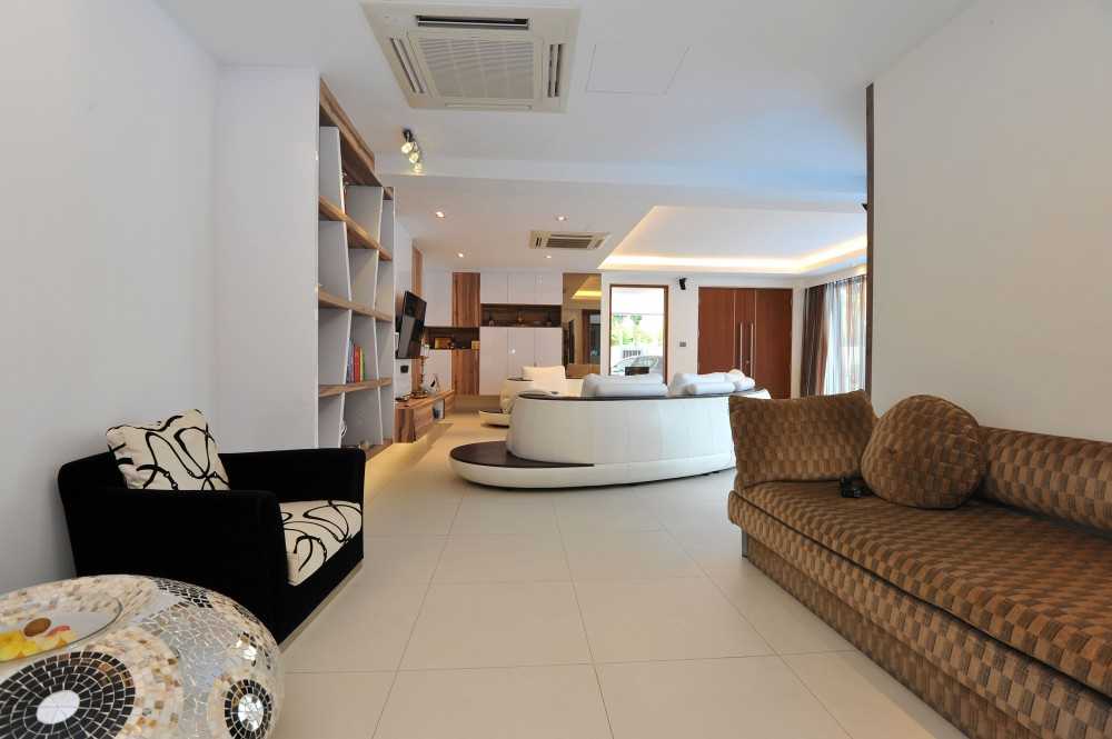 Minimalist Living Room with Bookshelf and Settee
