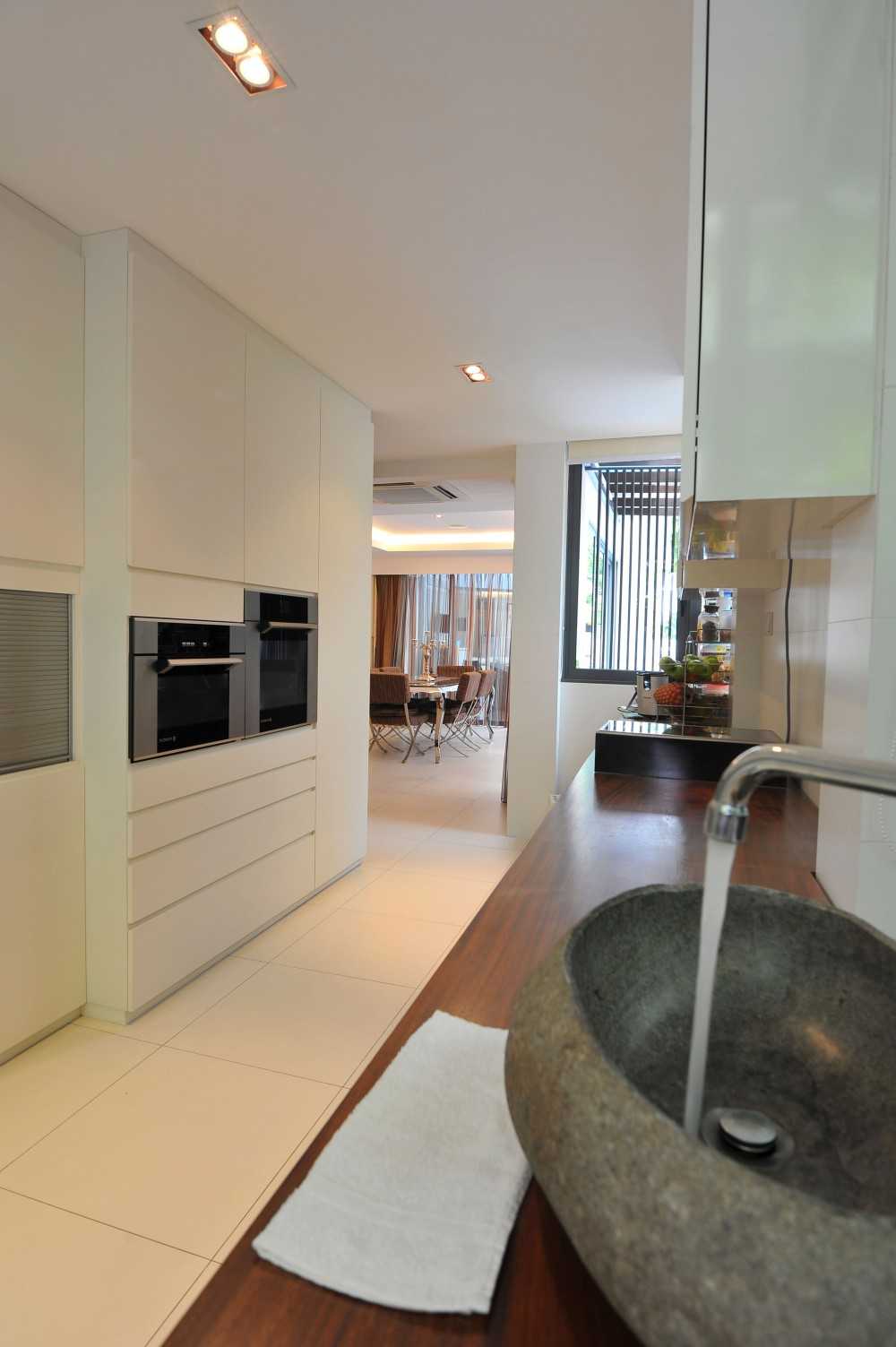 Minimalist Kitchen with Countertop and Homogeneous Tiles