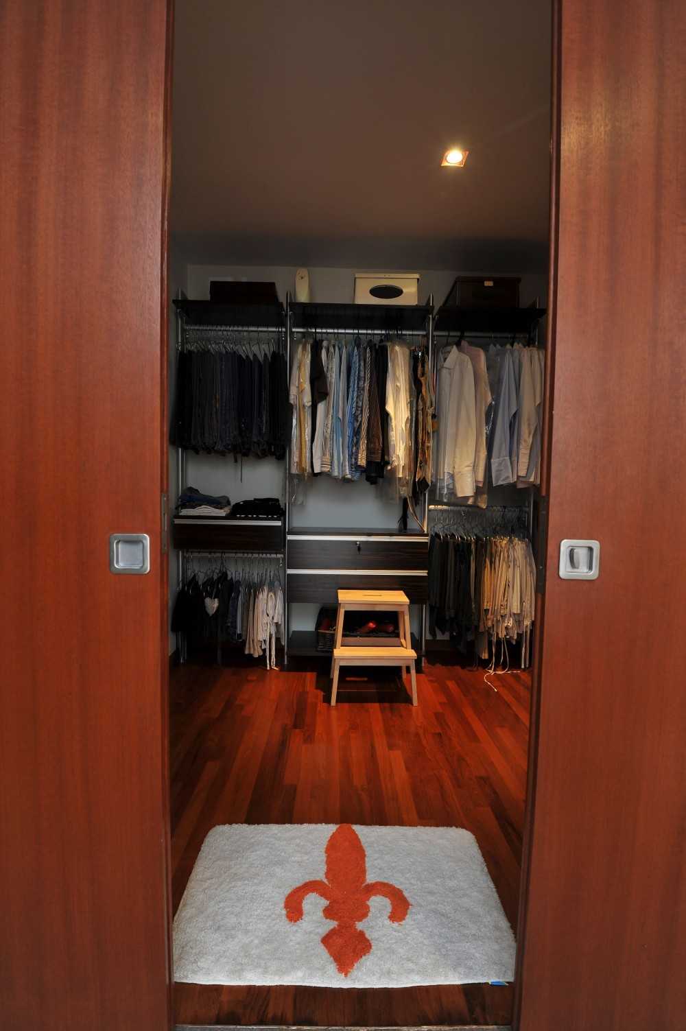 Minimalist Walk-in Wardrobe with Mirror and Wardrobe