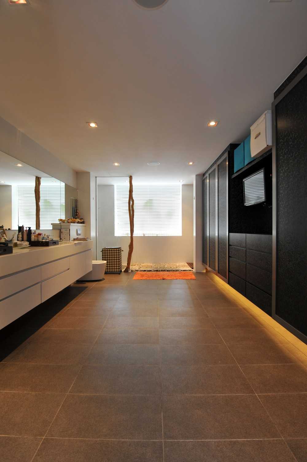 Minimalist Bathroom with Homogeneous Tiles and Mirror