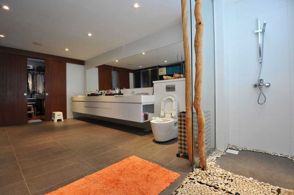 Minimalist Bathroom with Countertop and Homogeneous Tiles