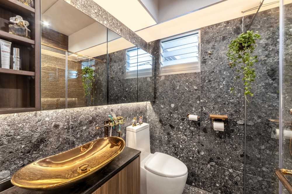 Modern Bathroom with Countertop and Mirror