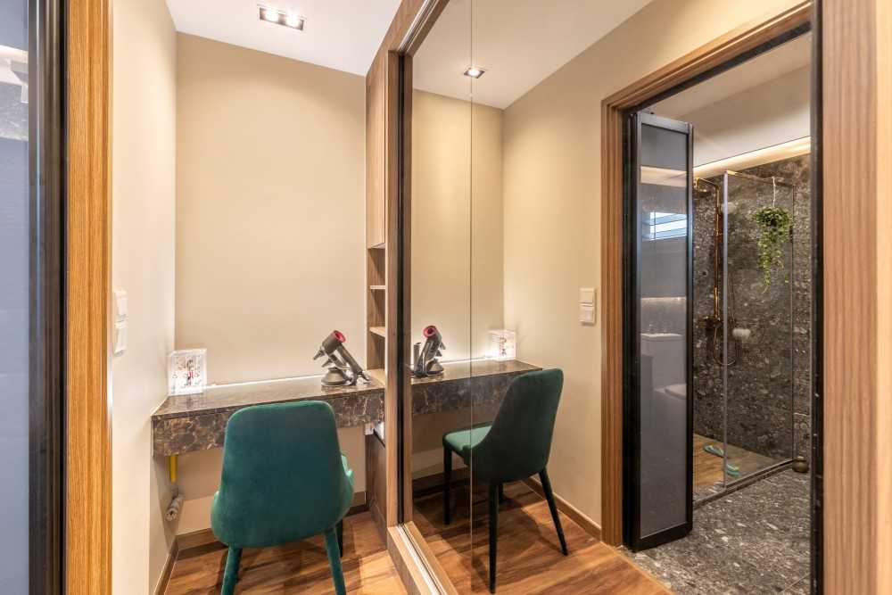 Modern Walk-in Wardrobe with Mirror and Wardrobe