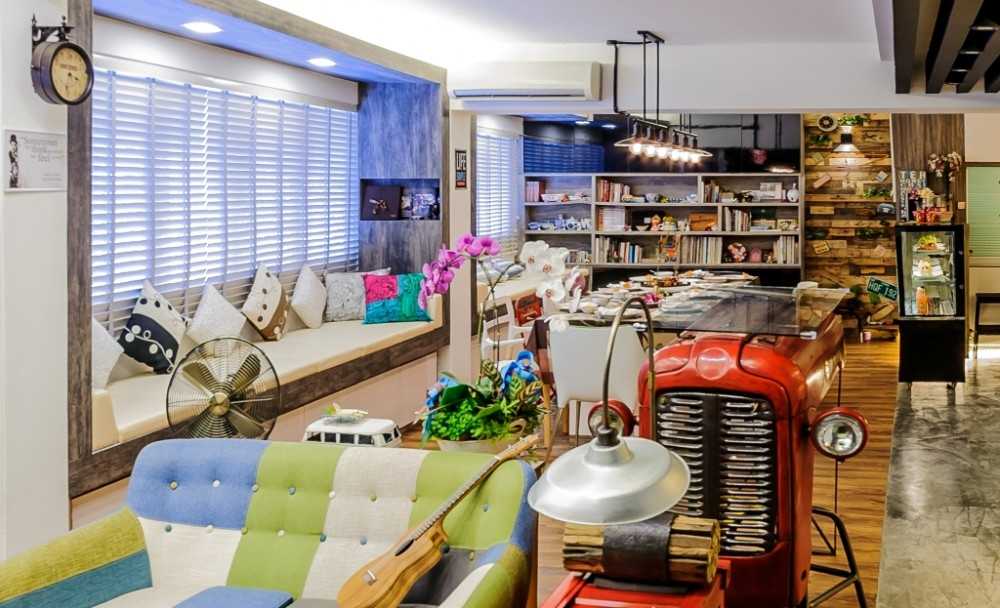 Eclectic Living Room with Bookshelf and Settee