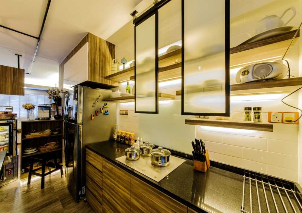 Eclectic Kitchen with Homogeneous Tiles and Kitchen Island