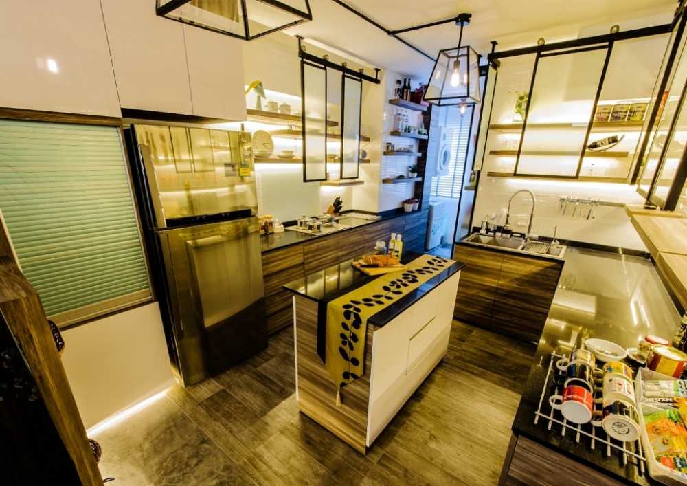 Eclectic Kitchen with Homogeneous Tiles and Kitchen Island