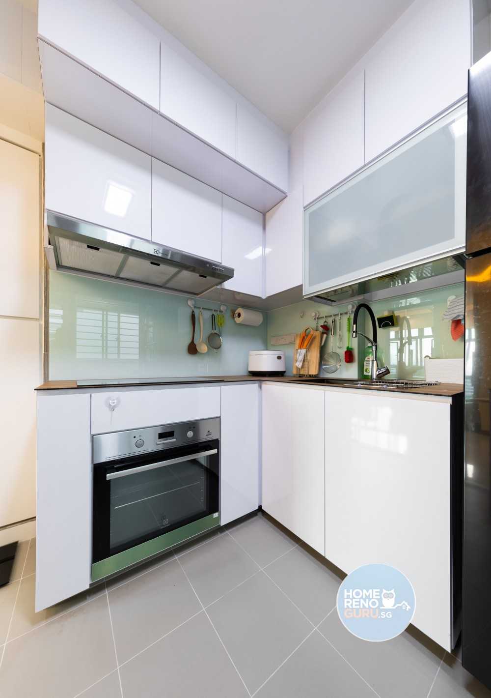 Modern Kitchen with Countertop and Kitchen Backsplash