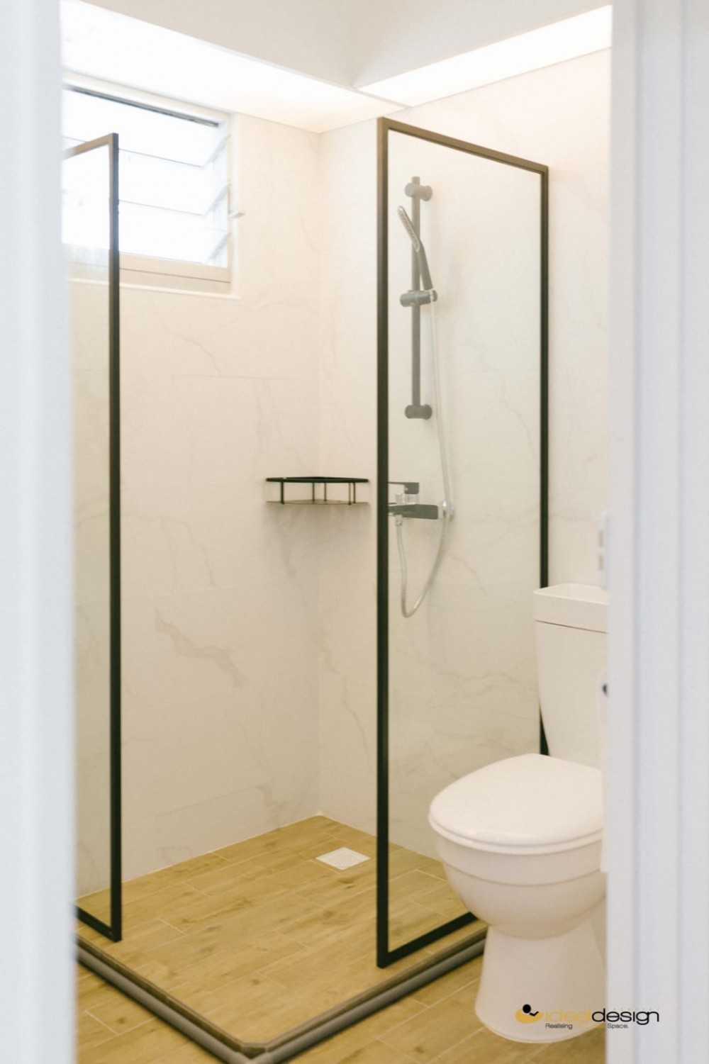 Contemporary Bathroom with Shower Screen and Bathroom Accessories