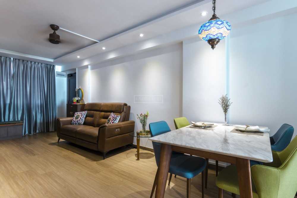 Vintage Dining Room with Cove Lighting and Dining Table