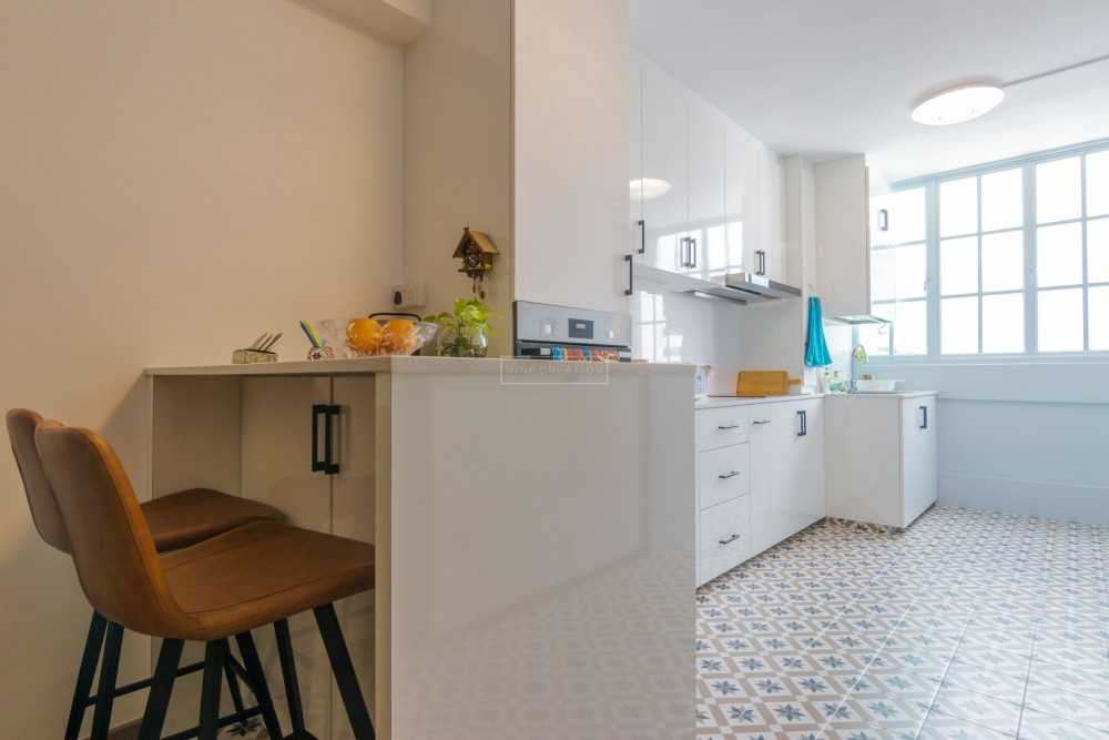 Vintage Kitchen with Homogeneous Tiles and Kitchen Window