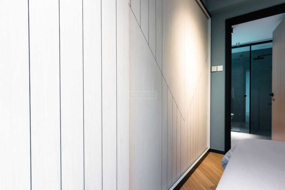 Contemporary Bedroom with Vinyl Flooring and Wardrobe