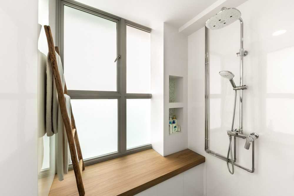 Scandinavian Bathroom with Homogeneous Tiles and Mosaic