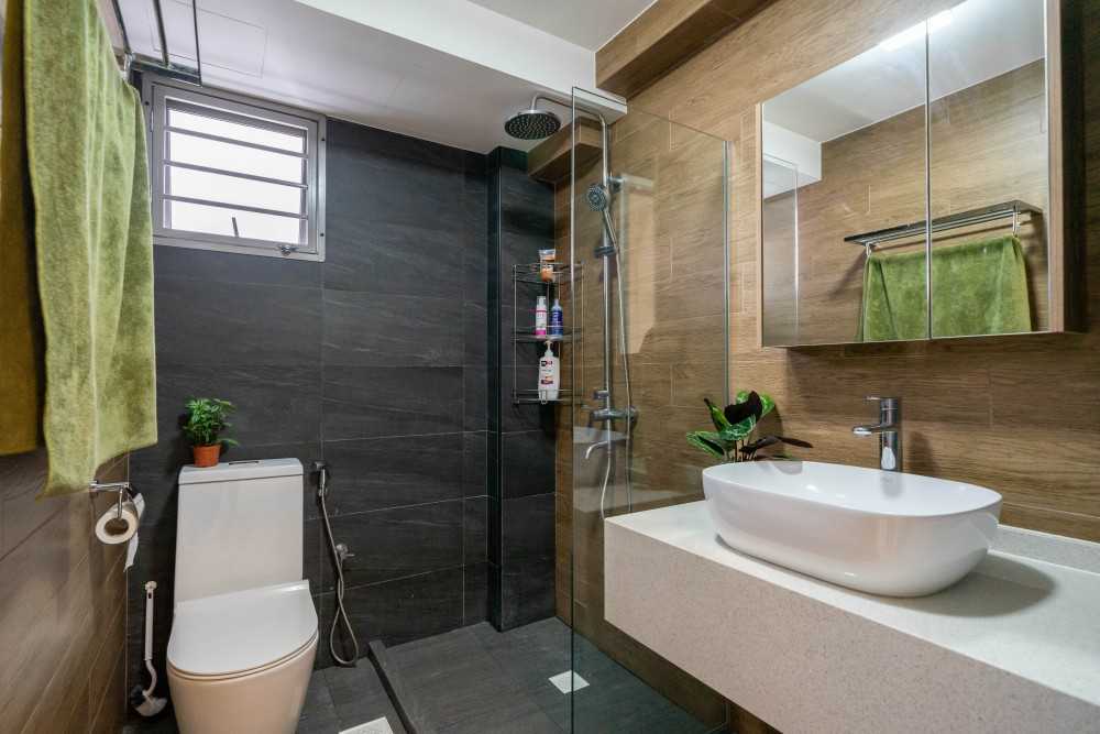 Contemporary Bathroom with Vinyl Flooring and Homogeneous Tiles