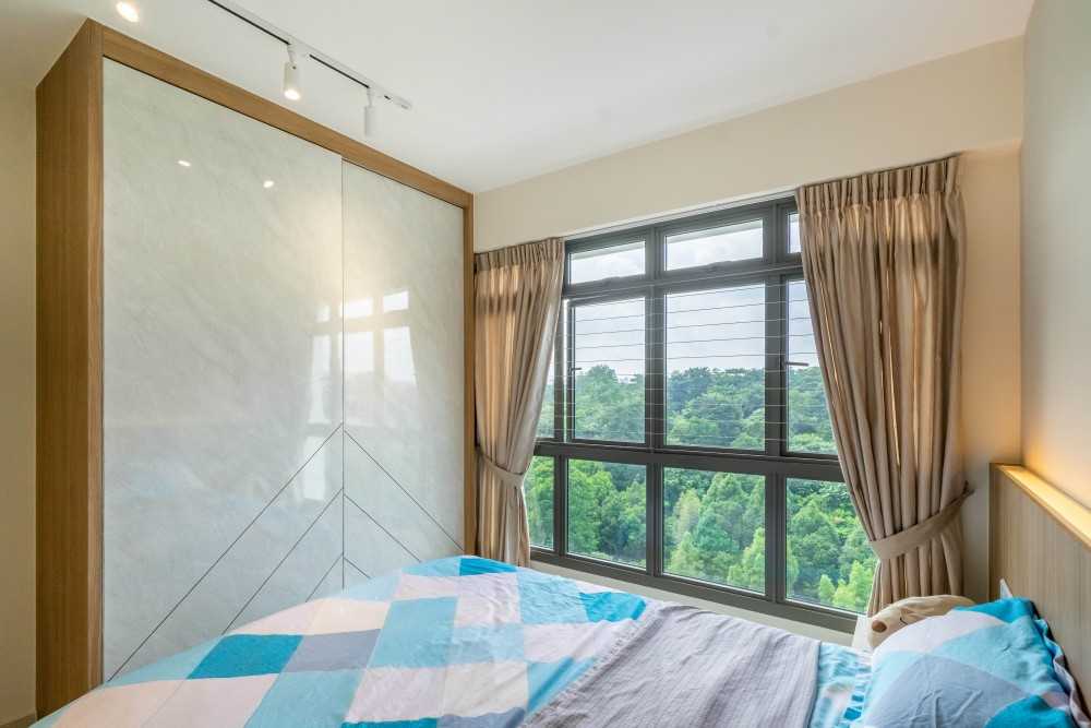 Contemporary Bedroom with Vinyl Flooring and Wardrobe