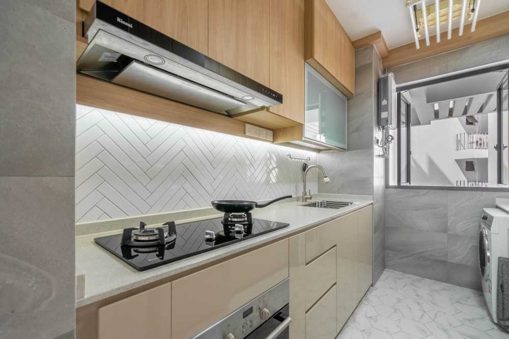 Contemporary Kitchen with Homogeneous Tiles and Kitchen Window