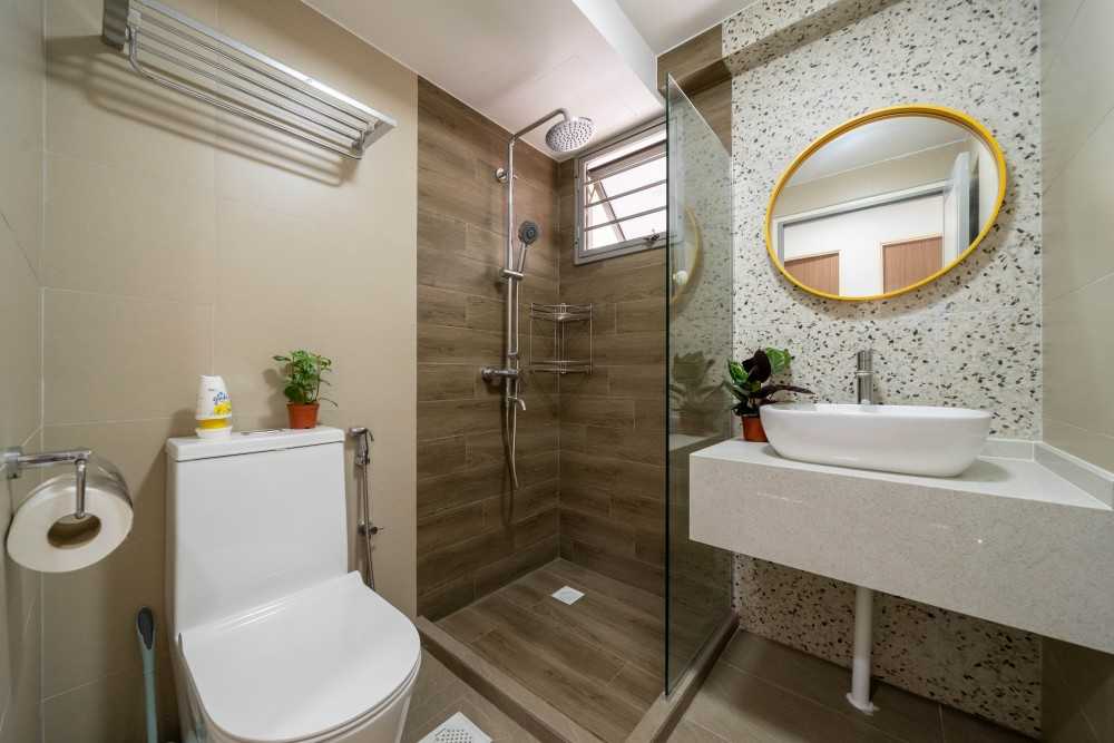 Contemporary Bathroom with Homogeneous Tiles and Mirror