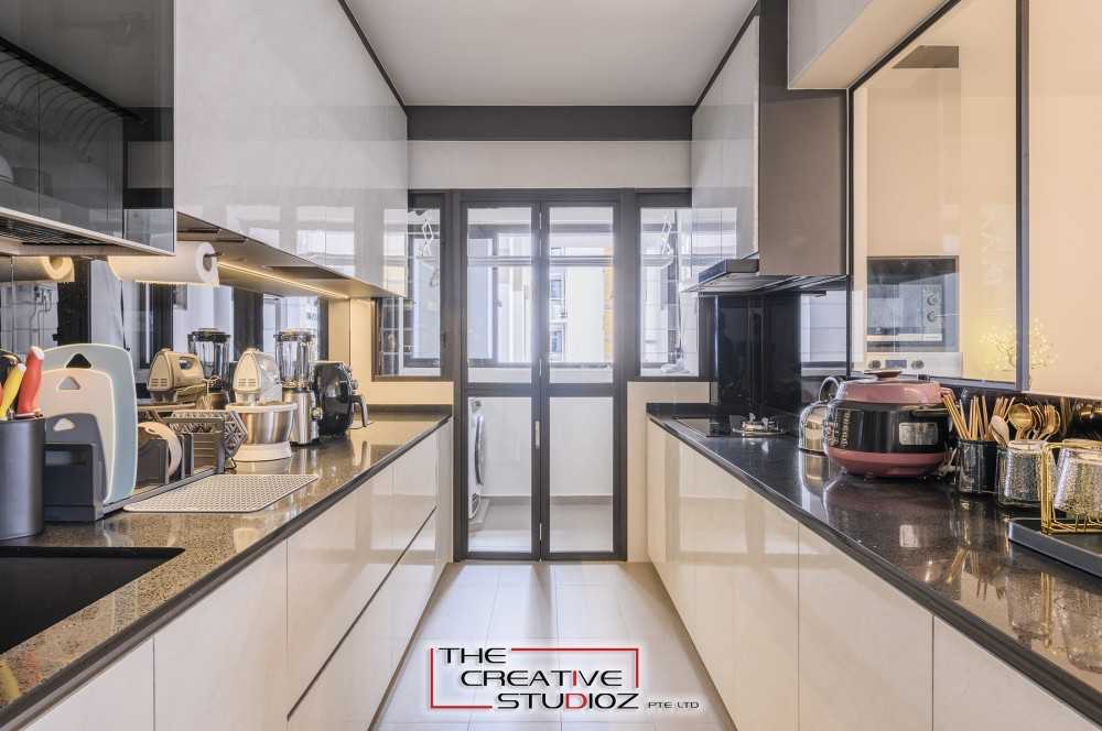 Modern Kitchen with Countertop and Kitchen Backsplash