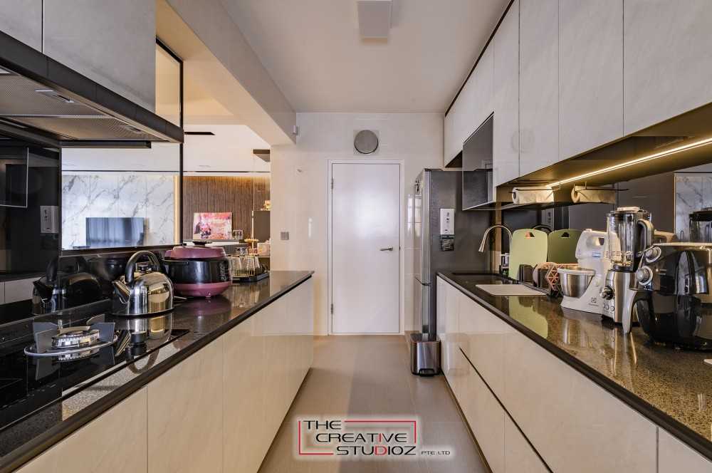 Modern Kitchen with Countertop and Kitchen Backsplash