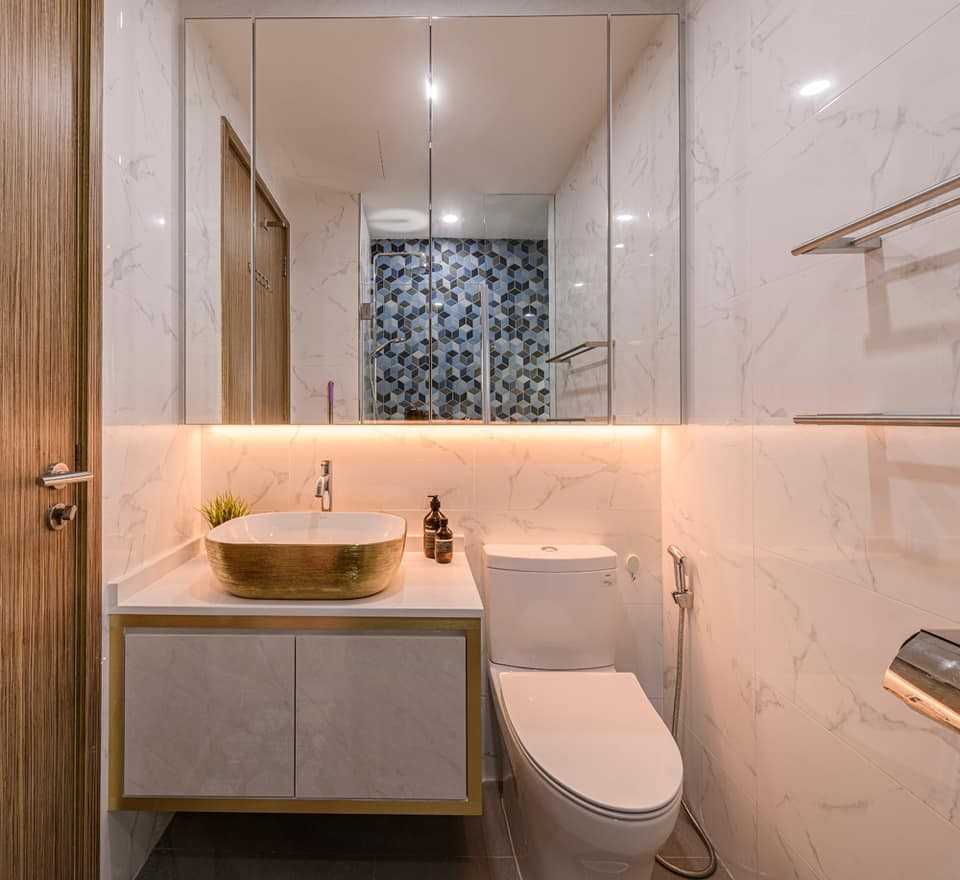 Contemporary Bathroom with Countertop and Homogeneous Tiles