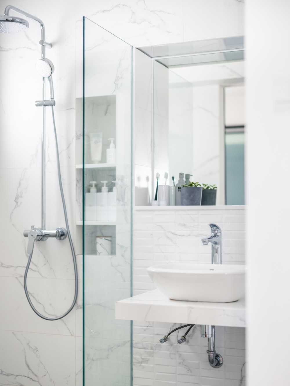 Minimalist Bathroom with Homogeneous Tiles and Mirror
