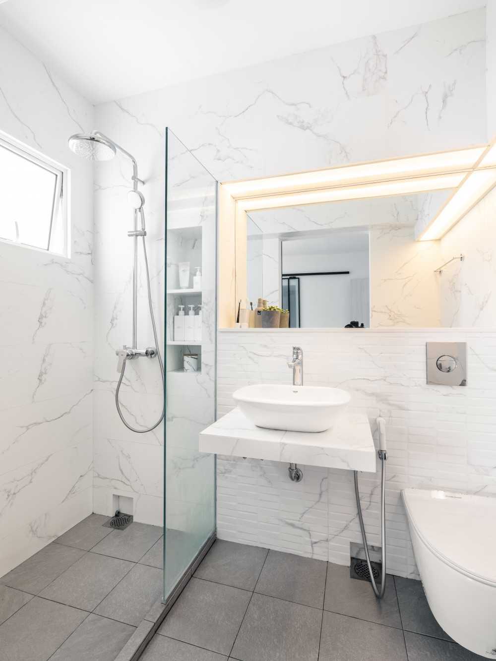 Minimalist Bathroom with Homogeneous Tiles and Mirror