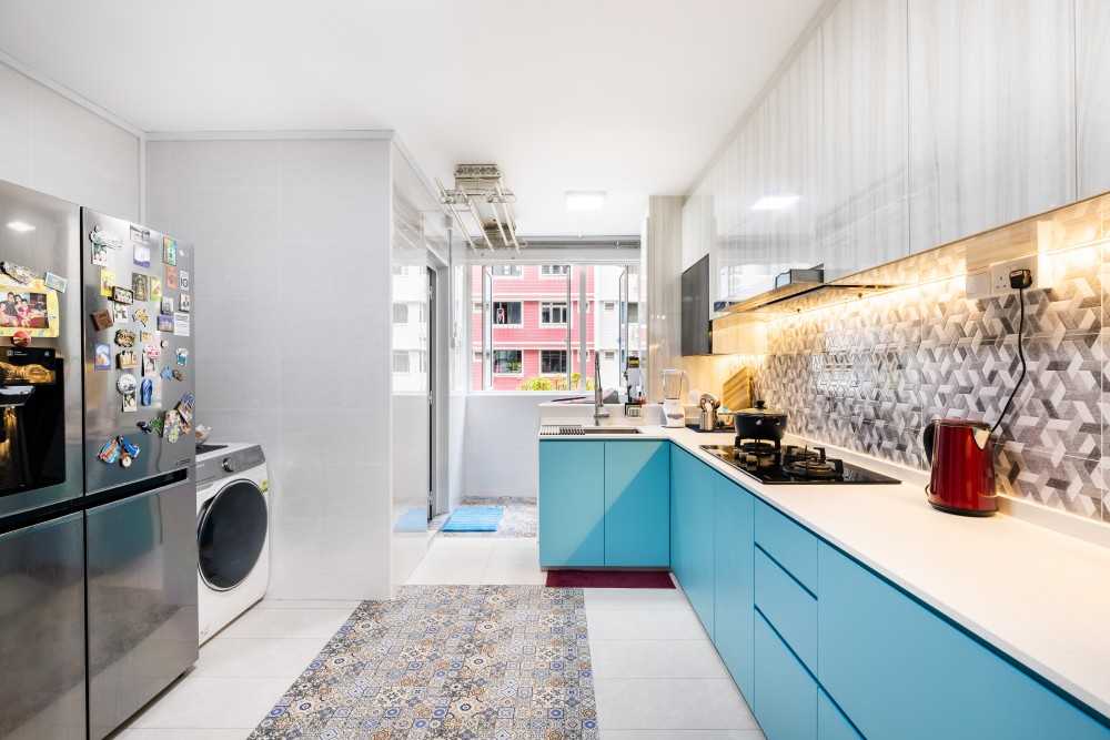 Modern Kitchen with Homogeneous Tiles and Open Kitchen