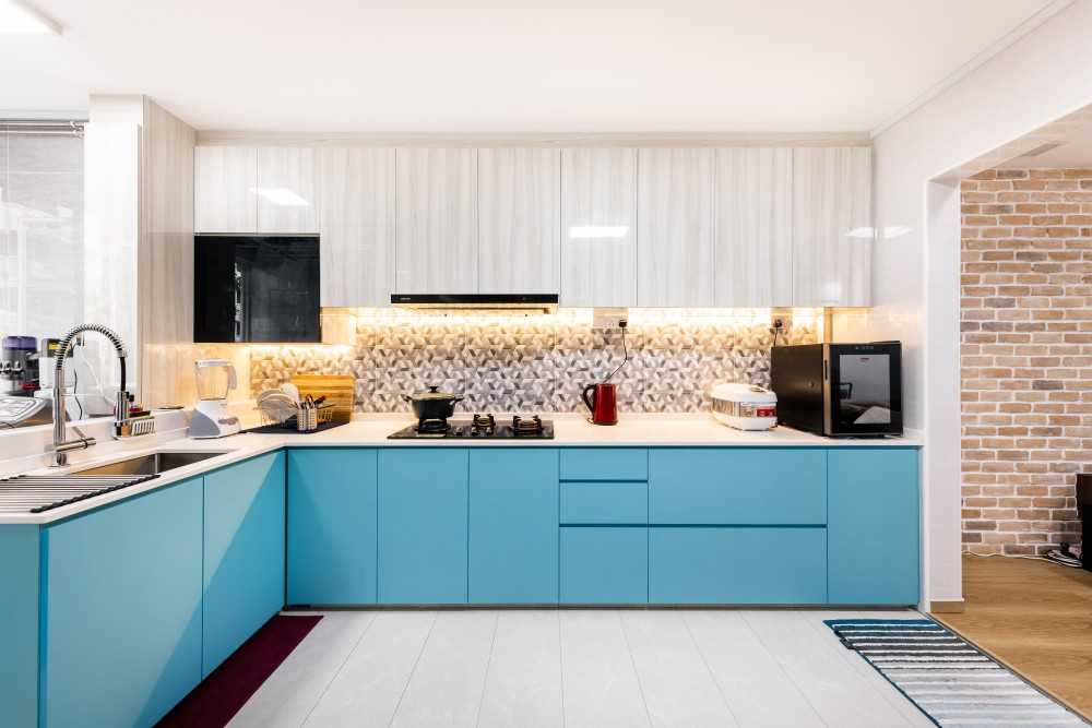 Modern Kitchen with Homogeneous Tiles and Open Kitchen