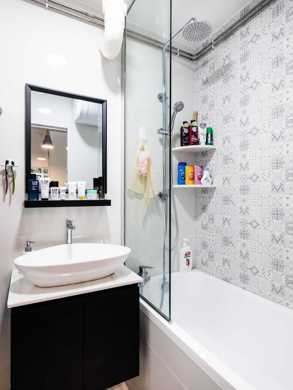 Modern Bathroom with Homogeneous Tiles and Vanity Counter