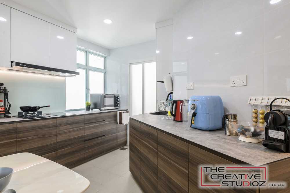 Scandinavian Kitchen with Open Kitchen and Kitchen Backsplash