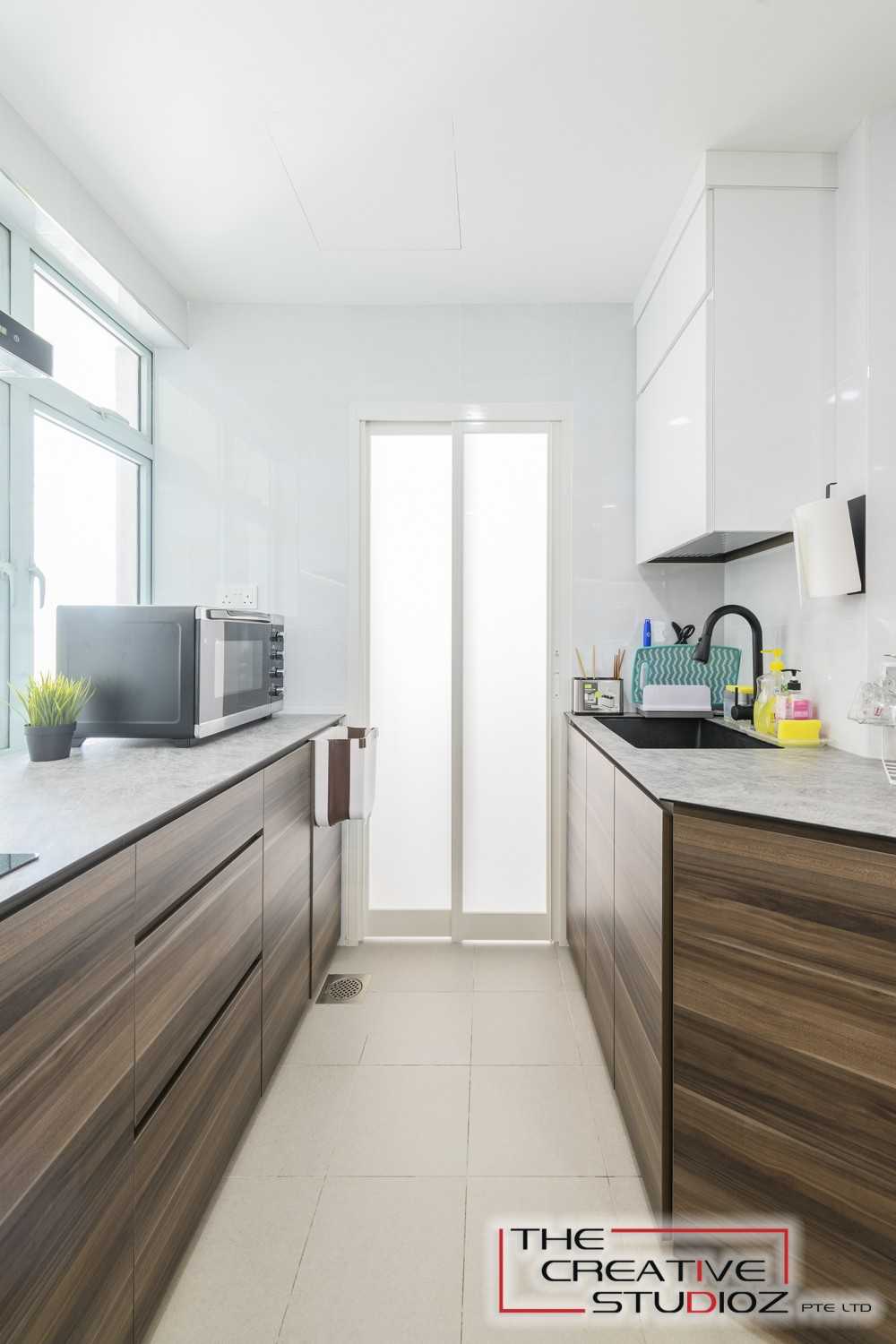 Scandinavian Kitchen with Open Kitchen and Kitchen Backsplash