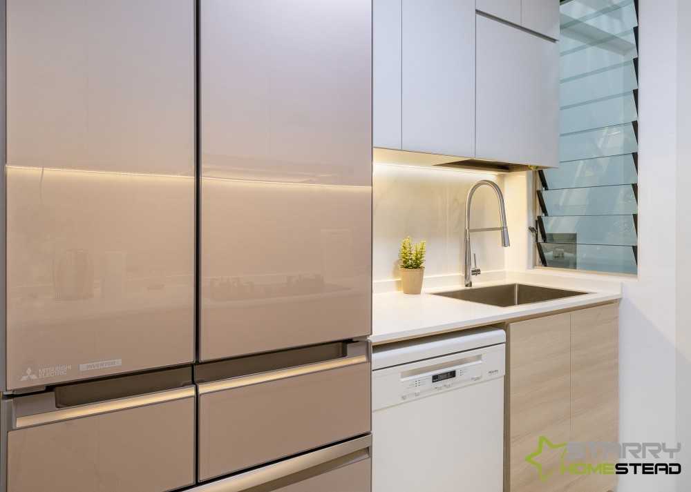 Modern Kitchen with Kitchen Tap and Kitchen Cabinets
