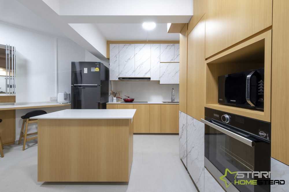 Scandinavian Kitchen with Kitchen Cabinets and Oven