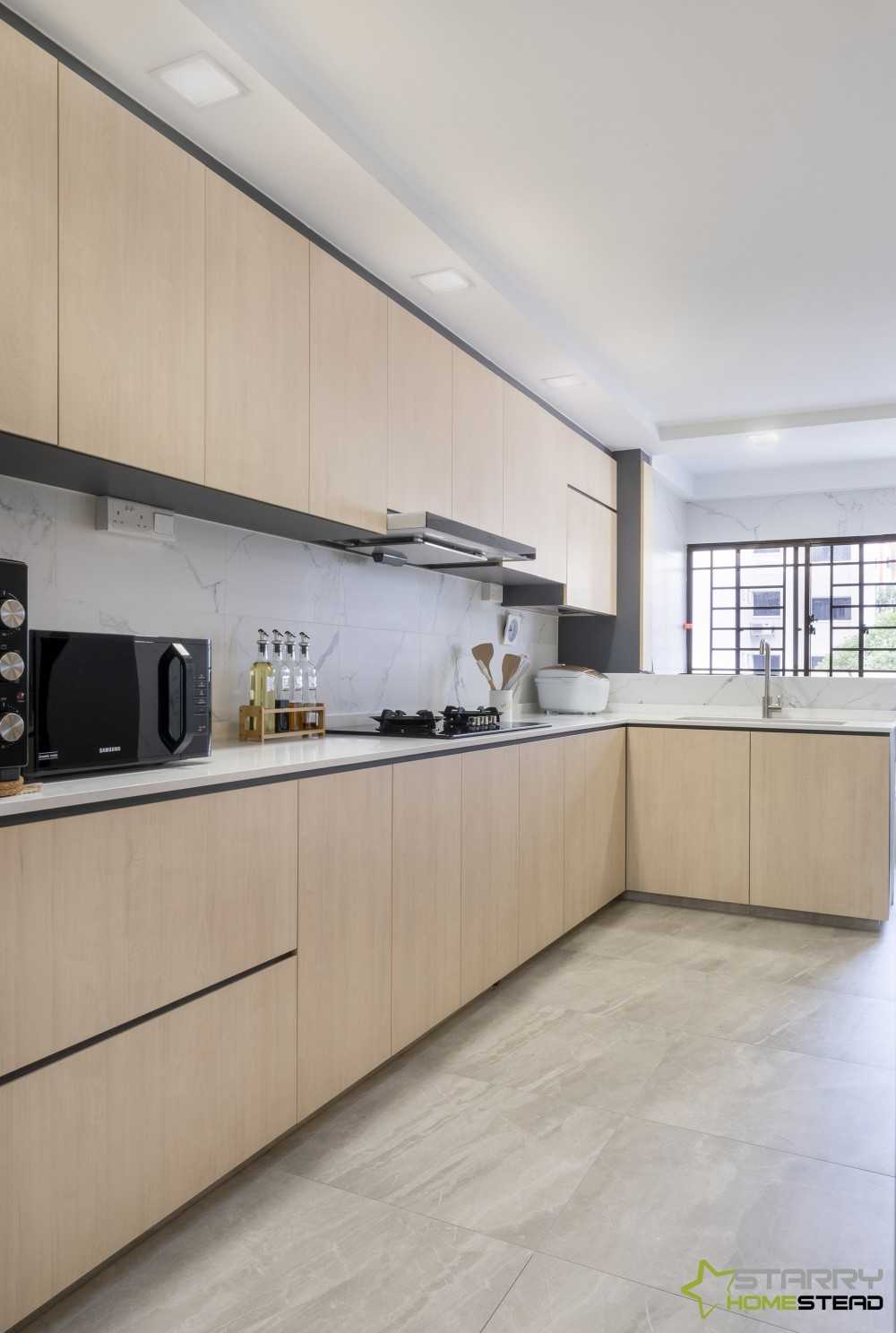 Modern Kitchen with Kitchen Tap and Kitchen Cabinets